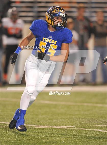 Thumbnail 2 in Leonard vs. Nocona (UIL 3A Division 2 Region 2 bi-district) photogallery.