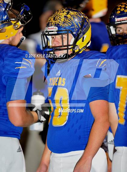 Thumbnail 2 in Leonard vs. Nocona (UIL 3A Division 2 Region 2 bi-district) photogallery.
