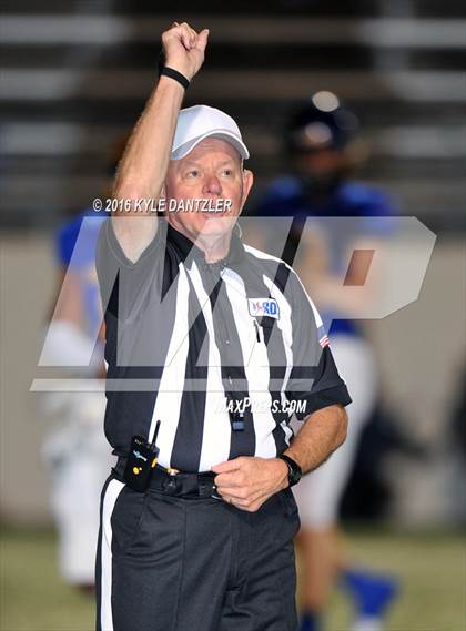Thumbnail 3 in Leonard vs. Nocona (UIL 3A Division 2 Region 2 bi-district) photogallery.