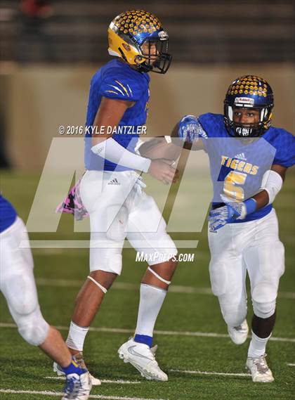 Thumbnail 3 in Leonard vs. Nocona (UIL 3A Division 2 Region 2 bi-district) photogallery.