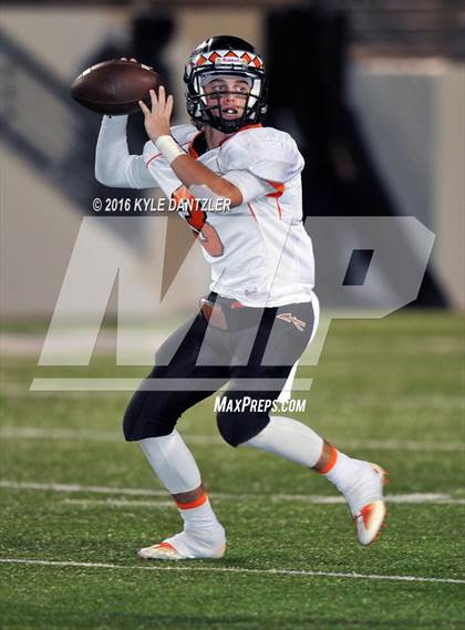 Thumbnail 2 in Leonard vs. Nocona (UIL 3A Division 2 Region 2 bi-district) photogallery.