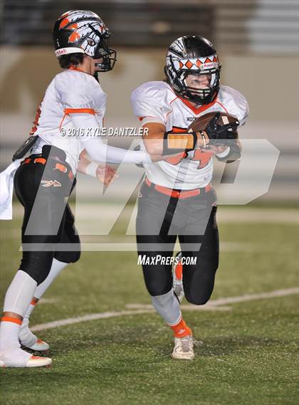 Thumbnail 1 in Leonard vs. Nocona (UIL 3A Division 2 Region 2 bi-district) photogallery.
