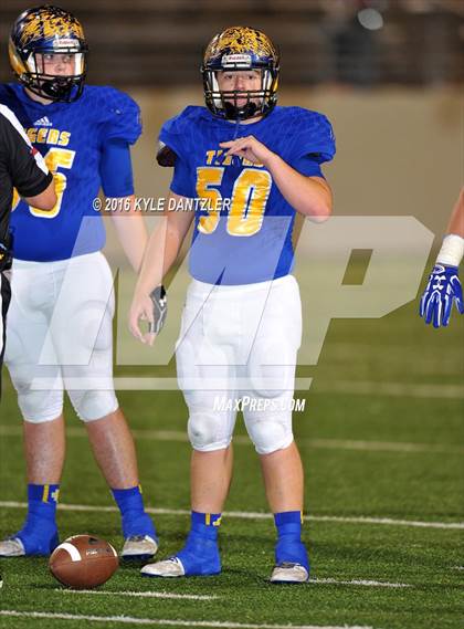Thumbnail 3 in Leonard vs. Nocona (UIL 3A Division 2 Region 2 bi-district) photogallery.