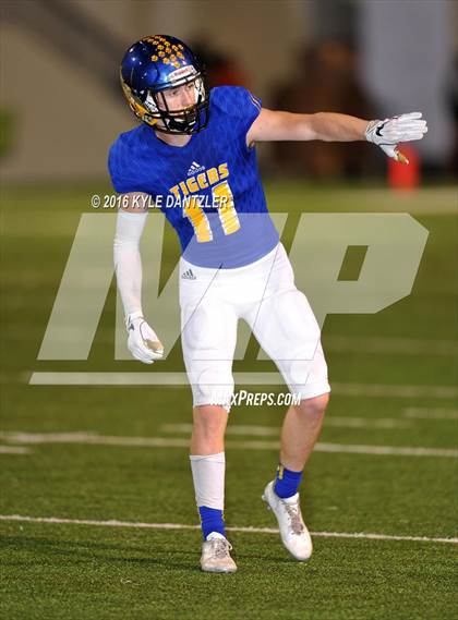 Thumbnail 2 in Leonard vs. Nocona (UIL 3A Division 2 Region 2 bi-district) photogallery.
