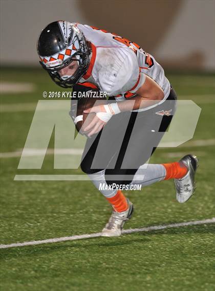 Thumbnail 3 in Leonard vs. Nocona (UIL 3A Division 2 Region 2 bi-district) photogallery.