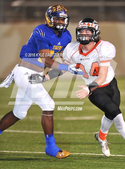 Thumbnail 1 in Leonard vs. Nocona (UIL 3A Division 2 Region 2 bi-district) photogallery.