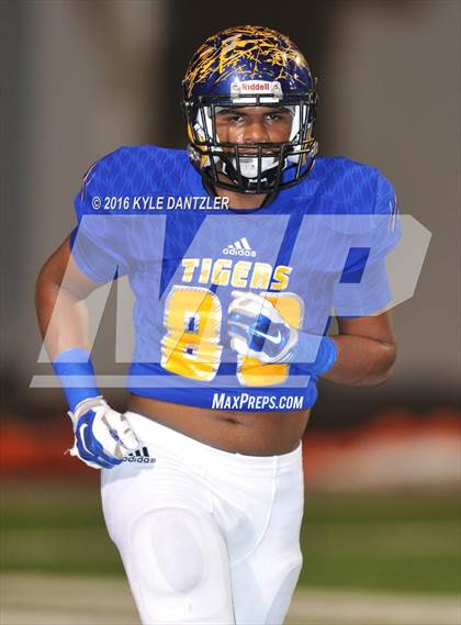 Thumbnail 1 in Leonard vs. Nocona (UIL 3A Division 2 Region 2 bi-district) photogallery.
