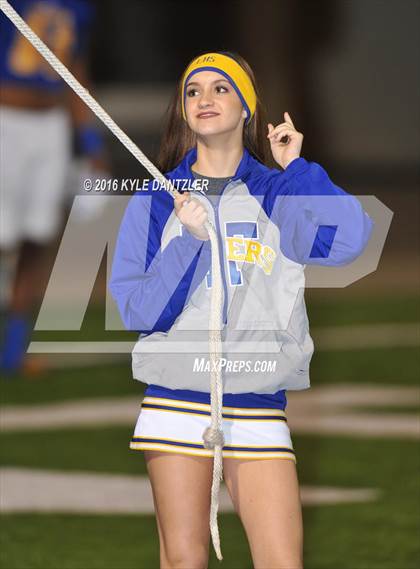 Thumbnail 2 in Leonard vs. Nocona (UIL 3A Division 2 Region 2 bi-district) photogallery.