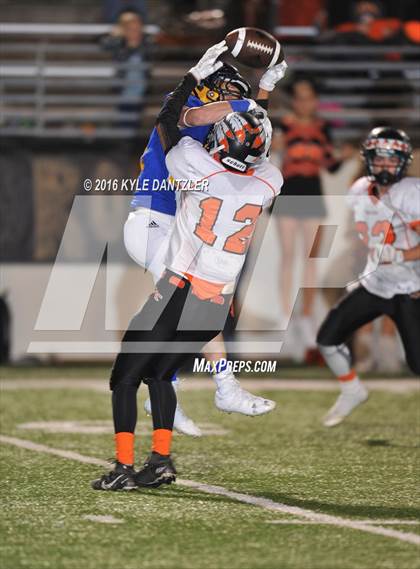 Thumbnail 1 in Leonard vs. Nocona (UIL 3A Division 2 Region 2 bi-district) photogallery.