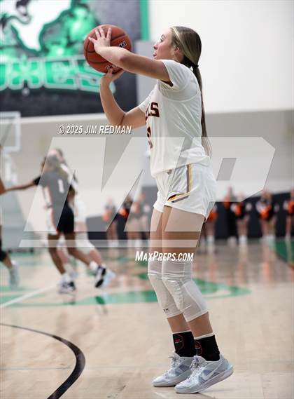 Thumbnail 2 in Bells vs. Commerce (UIL 3A D2 Bi-District Basketball Playoff) photogallery.