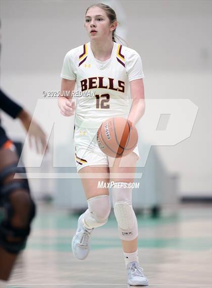 Thumbnail 1 in Bells vs. Commerce (UIL 3A D2 Bi-District Basketball Playoff) photogallery.