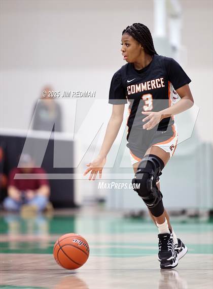 Thumbnail 1 in Bells vs. Commerce (UIL 3A D2 Bi-District Basketball Playoff) photogallery.