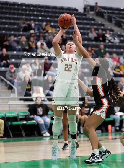 Thumbnail 2 in Bells vs. Commerce (UIL 3A D2 Bi-District Basketball Playoff) photogallery.