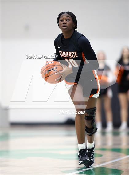 Thumbnail 3 in Bells vs. Commerce (UIL 3A D2 Bi-District Basketball Playoff) photogallery.