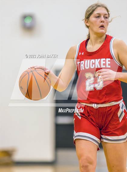 Thumbnail 3 in Truckee vs. Portola (Varsity Elite) photogallery.