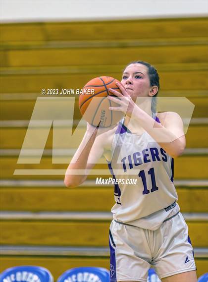Thumbnail 2 in Truckee vs. Portola (Varsity Elite) photogallery.