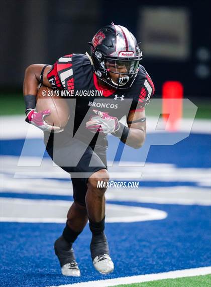 Thumbnail 3 in Wakeland vs. Mansfield Legacy (UIL 5A DI Regional Playoff at the Star) photogallery.