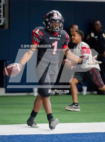 Thumbnail 1 in Wakeland vs. Mansfield Legacy (UIL 5A DI Regional Playoff at the Star) photogallery.