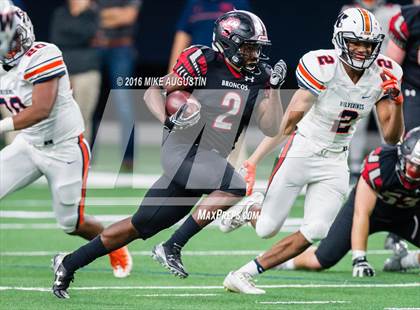 Thumbnail 2 in Wakeland vs. Mansfield Legacy (UIL 5A DI Regional Playoff at the Star) photogallery.