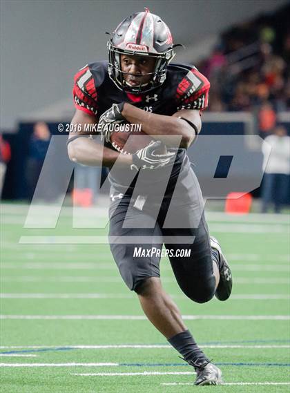 Thumbnail 1 in Wakeland vs. Mansfield Legacy (UIL 5A DI Regional Playoff at the Star) photogallery.