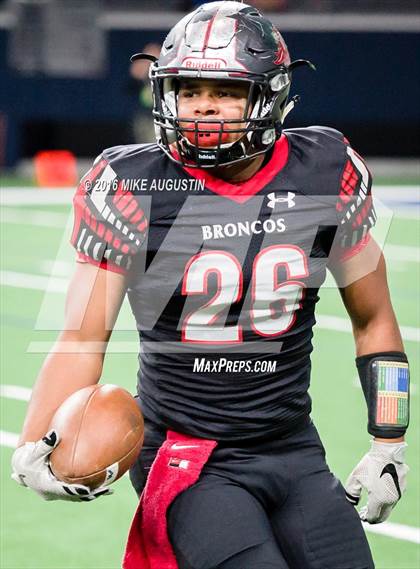 Thumbnail 2 in Wakeland vs. Mansfield Legacy (UIL 5A DI Regional Playoff at the Star) photogallery.