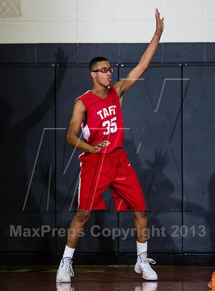 Thumbnail 3 in Dobie vs. Taft (McDonald's Texas Invitational) photogallery.