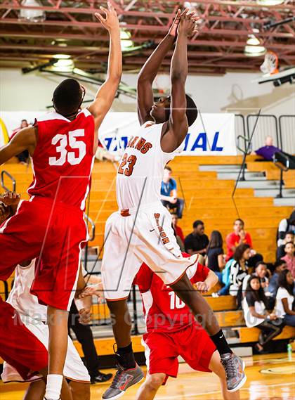 Thumbnail 2 in Dobie vs. Taft (McDonald's Texas Invitational) photogallery.