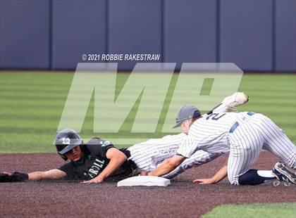 Thumbnail 3 in Southlake Carroll vs. Keller (UIL 6A Regional Finals Game 2) photogallery.