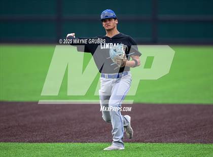 Thumbnail 3 in Pleasant Grove vs. Lindale (UIL 4A D1 Region Finals) photogallery.