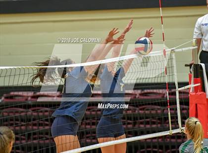 Thumbnail 1 in Reagan [Ronald] vs O'Connor (Class 6A Bidistrict) photogallery.