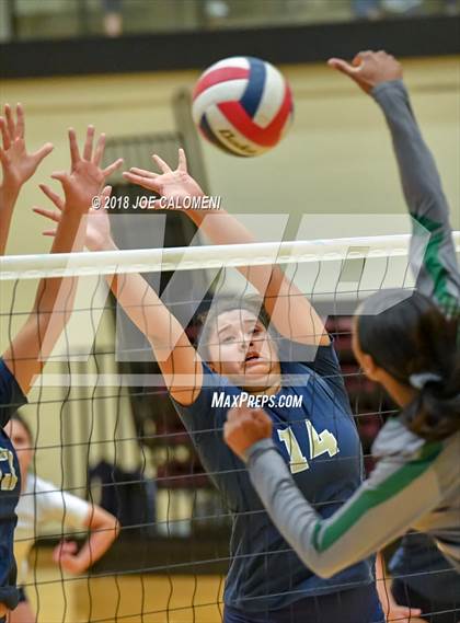 Thumbnail 1 in Reagan [Ronald] vs O'Connor (Class 6A Bidistrict) photogallery.