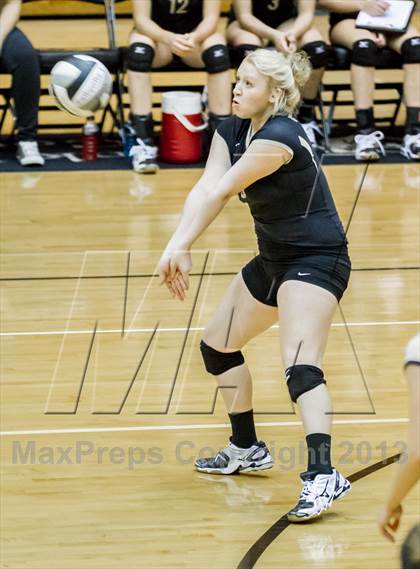 Thumbnail 2 in Shelbyville vs Northview (IHSAA 3A Regional Playoff) photogallery.