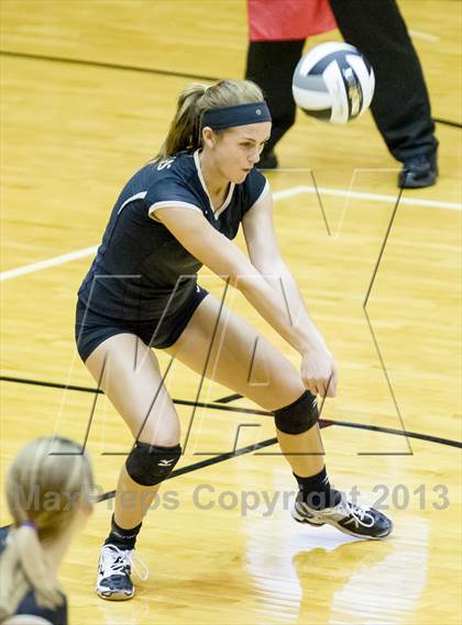 Thumbnail 2 in Shelbyville vs Northview (IHSAA 3A Regional Playoff) photogallery.