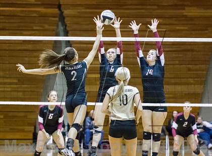 Thumbnail 2 in Shelbyville vs Northview (IHSAA 3A Regional Playoff) photogallery.