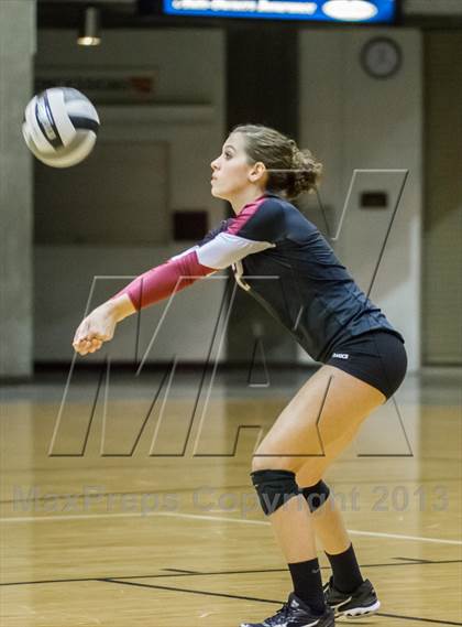 Thumbnail 2 in Shelbyville vs Northview (IHSAA 3A Regional Playoff) photogallery.