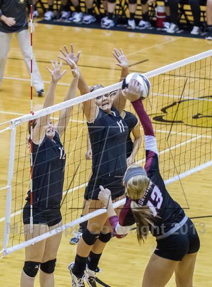 Thumbnail 2 in Shelbyville vs Northview (IHSAA 3A Regional Playoff) photogallery.