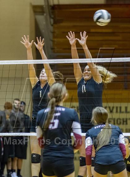 Thumbnail 2 in Shelbyville vs Northview (IHSAA 3A Regional Playoff) photogallery.