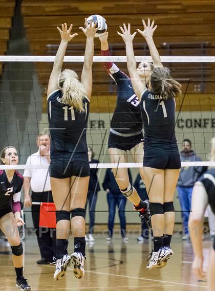 Thumbnail 1 in Shelbyville vs Northview (IHSAA 3A Regional Playoff) photogallery.