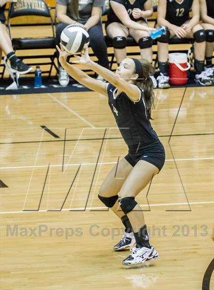 Thumbnail 3 in Shelbyville vs Northview (IHSAA 3A Regional Playoff) photogallery.