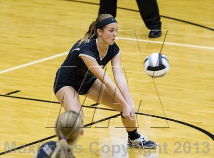 Thumbnail 1 in Shelbyville vs Northview (IHSAA 3A Regional Playoff) photogallery.