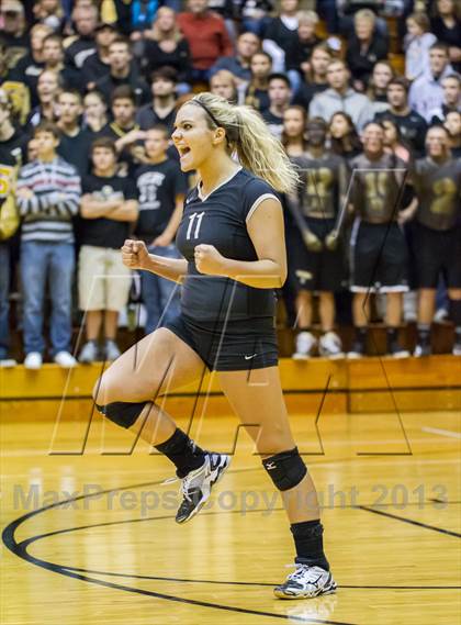 Thumbnail 3 in Shelbyville vs Northview (IHSAA 3A Regional Playoff) photogallery.