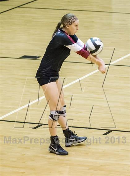 Thumbnail 2 in Shelbyville vs Northview (IHSAA 3A Regional Playoff) photogallery.
