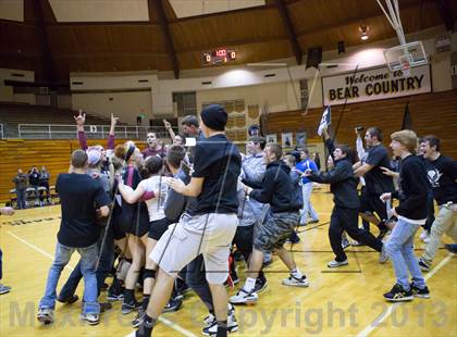 Thumbnail 2 in Shelbyville vs Northview (IHSAA 3A Regional Playoff) photogallery.
