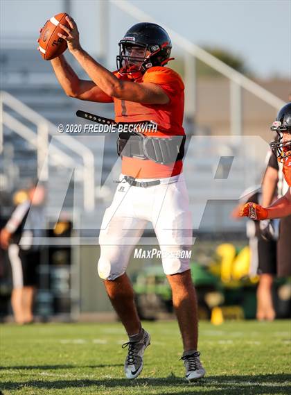 Thumbnail 1 in Howe vs. Tom Bean (scrimmage) photogallery.