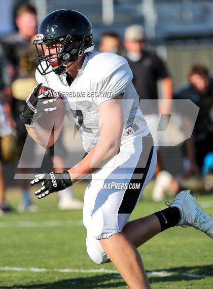 Thumbnail 2 in Howe vs. Tom Bean (scrimmage) photogallery.
