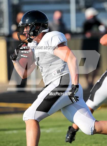 Thumbnail 1 in Howe vs. Tom Bean (scrimmage) photogallery.