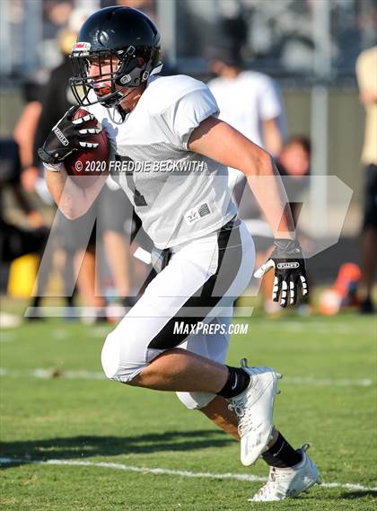 Thumbnail 1 in Howe vs. Tom Bean (scrimmage) photogallery.