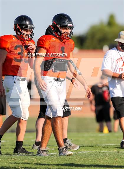 Thumbnail 1 in Howe vs. Tom Bean (scrimmage) photogallery.
