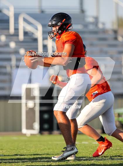 Thumbnail 2 in Howe vs. Tom Bean (scrimmage) photogallery.