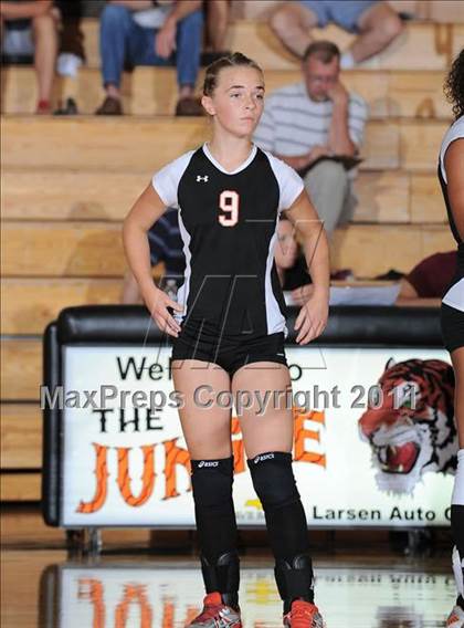 Thumbnail 2 in Siren vs. Webster photogallery.